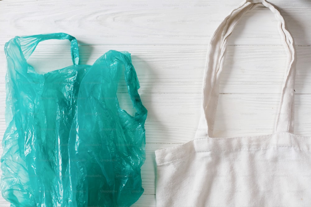 proibir o plástico. saco plástico com saco reutilizável eco natural para compras, flat lay no fundo rústico. conceito de estilo de vida sustentável. desperdício zero. itens sem plástico. reutilizar, reduzir, recusar,
