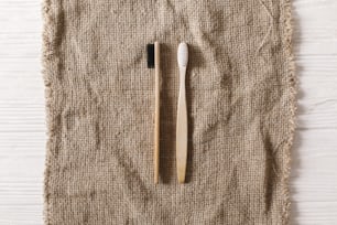escovas de dentes de bambu natural eco planas estão no fundo rústico.  conceito de estilo de vida sustentável. desperdício zero. itens sem plástico. parar a poluição plástica. reutilizar, reduzir, reciclar, recusar