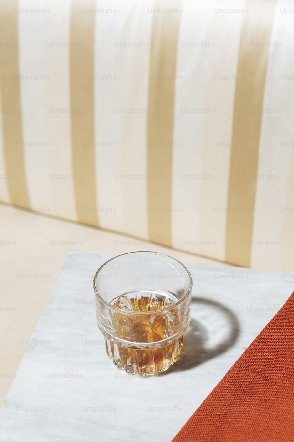 Ein Drink auf dem Tisch, Whisky oder Barboun oder Bitter, in einem luxuriösen Vintage-Pop-Restaurant