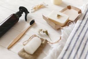 Cepillo de dientes de bambú ecológico natural, jabón de coco, detergente hecho a mano, desodorante de cristal, palitos de bambú para las orejas en toalla, elementos esenciales para el baño en un estilo de vida sostenible. Concepto de residuo cero