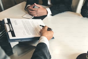 Anwalt geben seinen Kunden einen Vertrag unterzeichnet in dem Dokument. Beratung bei den verschiedenen Verträgen