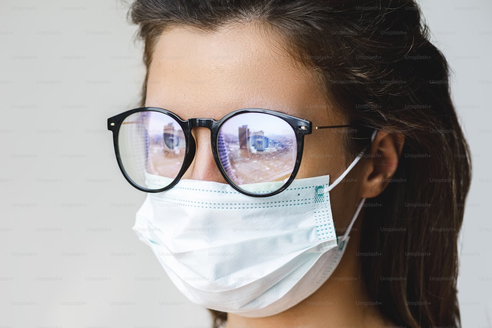 Cuidado de la salud: mujer que usa mascarilla debido a la calidad del aire o a una epidemia de virus