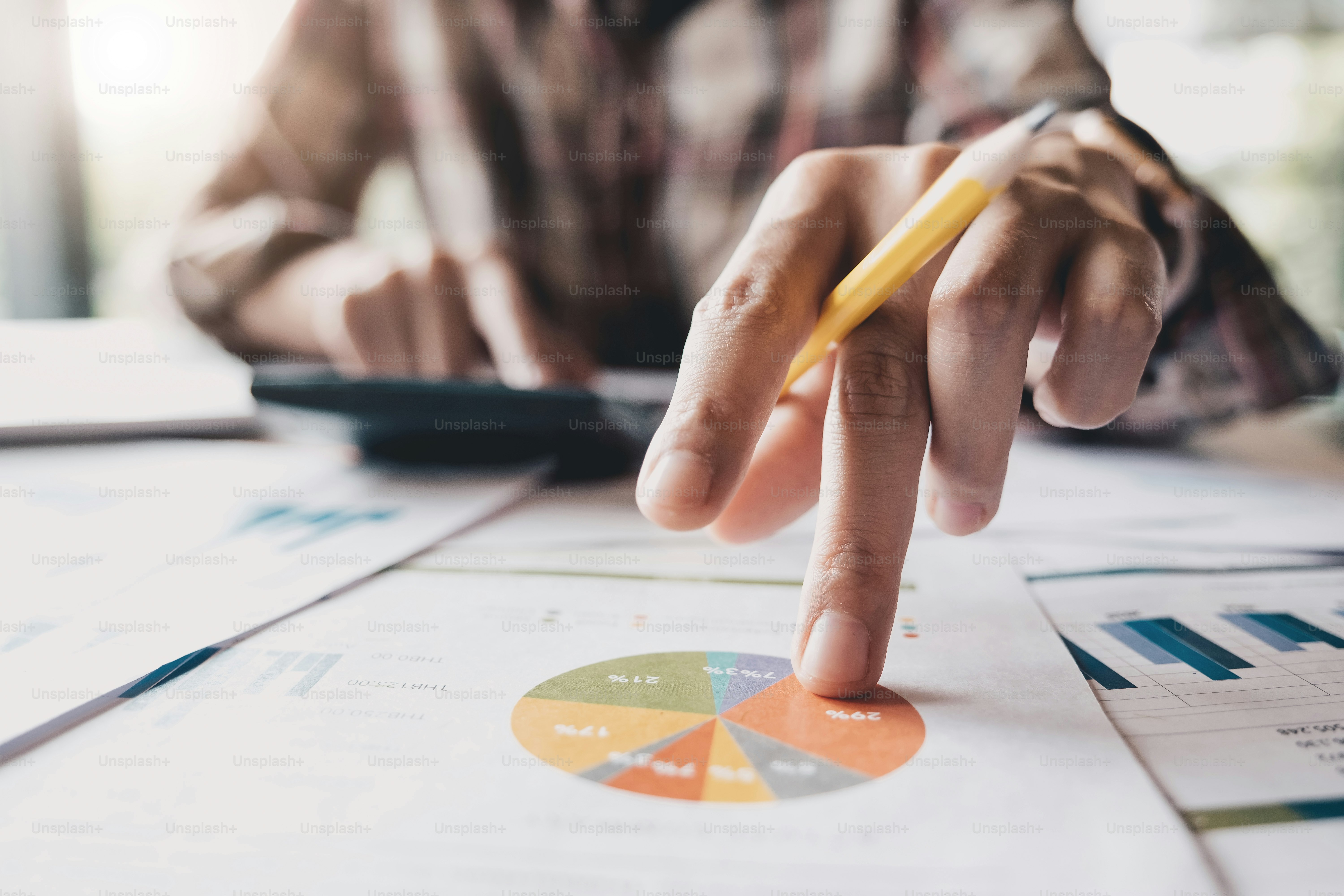 Nahaufnahme von Buchhalter- oder Finanzinspektorenhänden, die Bericht erstatten, berechnen oder den Saldo überprüfen. Hausfinanzen, Investition, Wirtschaft, Sparen oder Versicherungskonzept