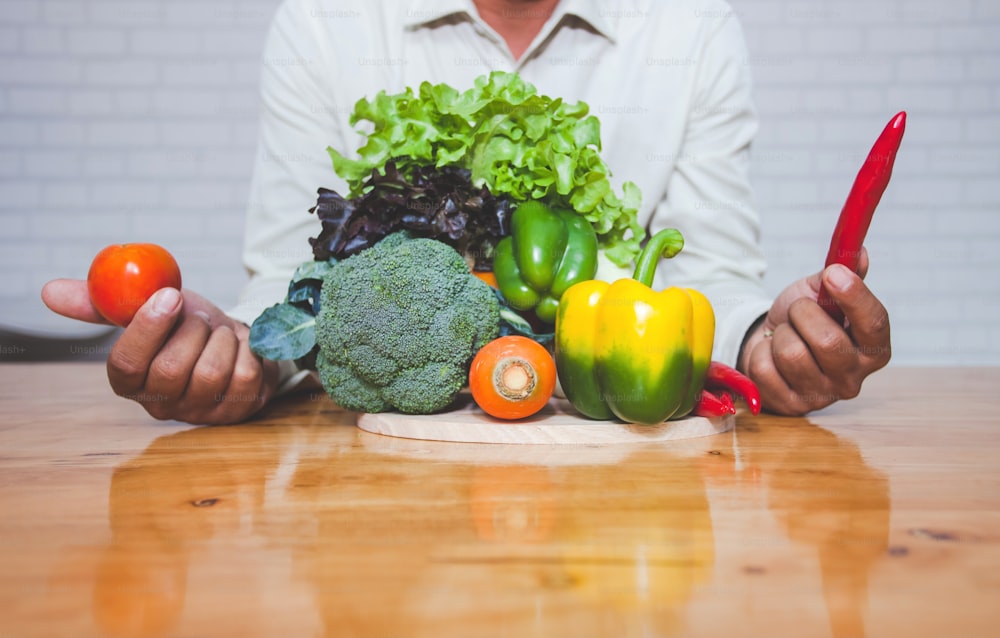 Hombre sosteniendo las verduras. Preparación de alimentos con verduras. Concepto de dieta saludable