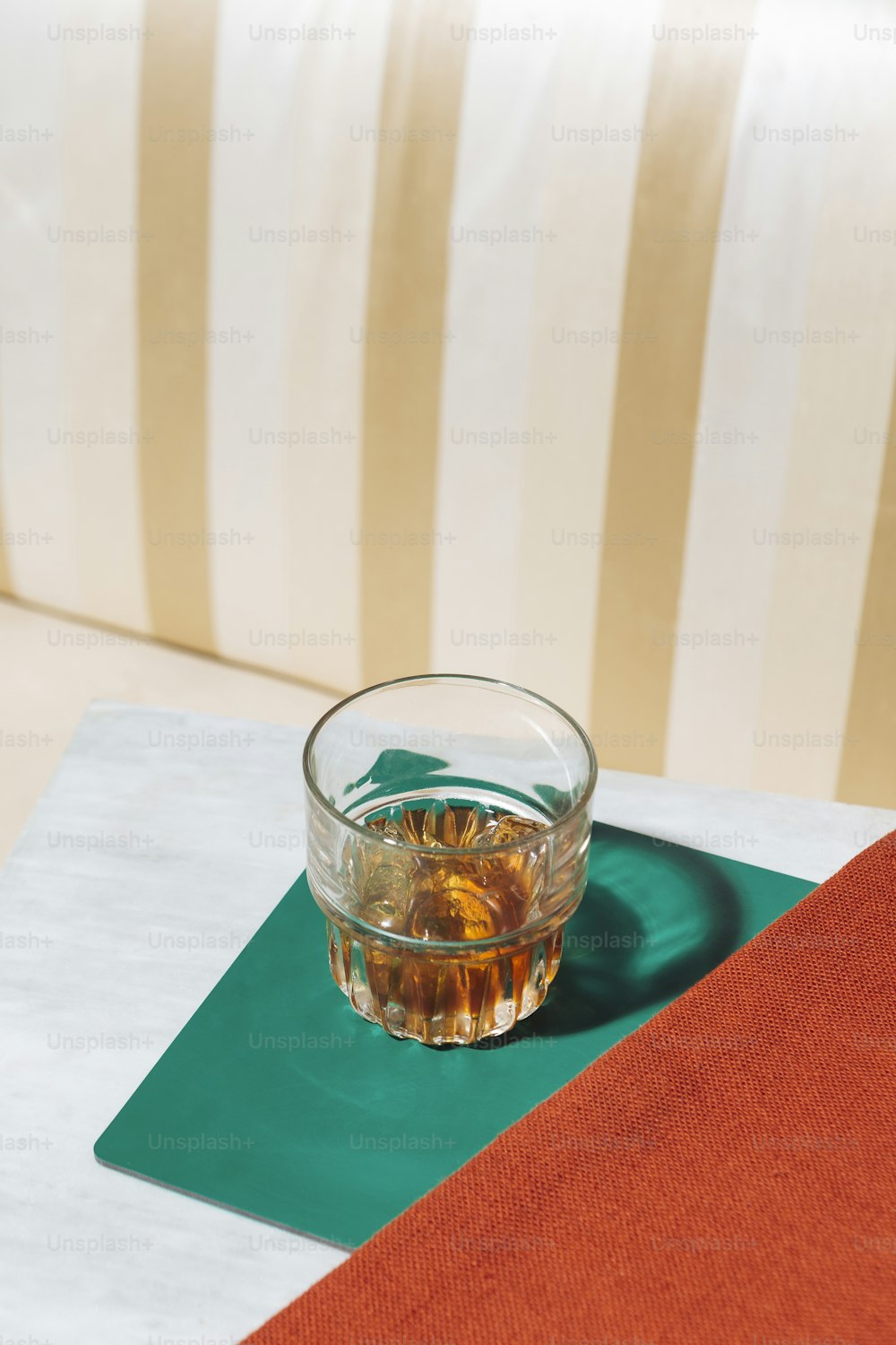 Ein Glas Whisky auf einem Tisch in einem luxuriösen Vintage-Pop-Restaurant
