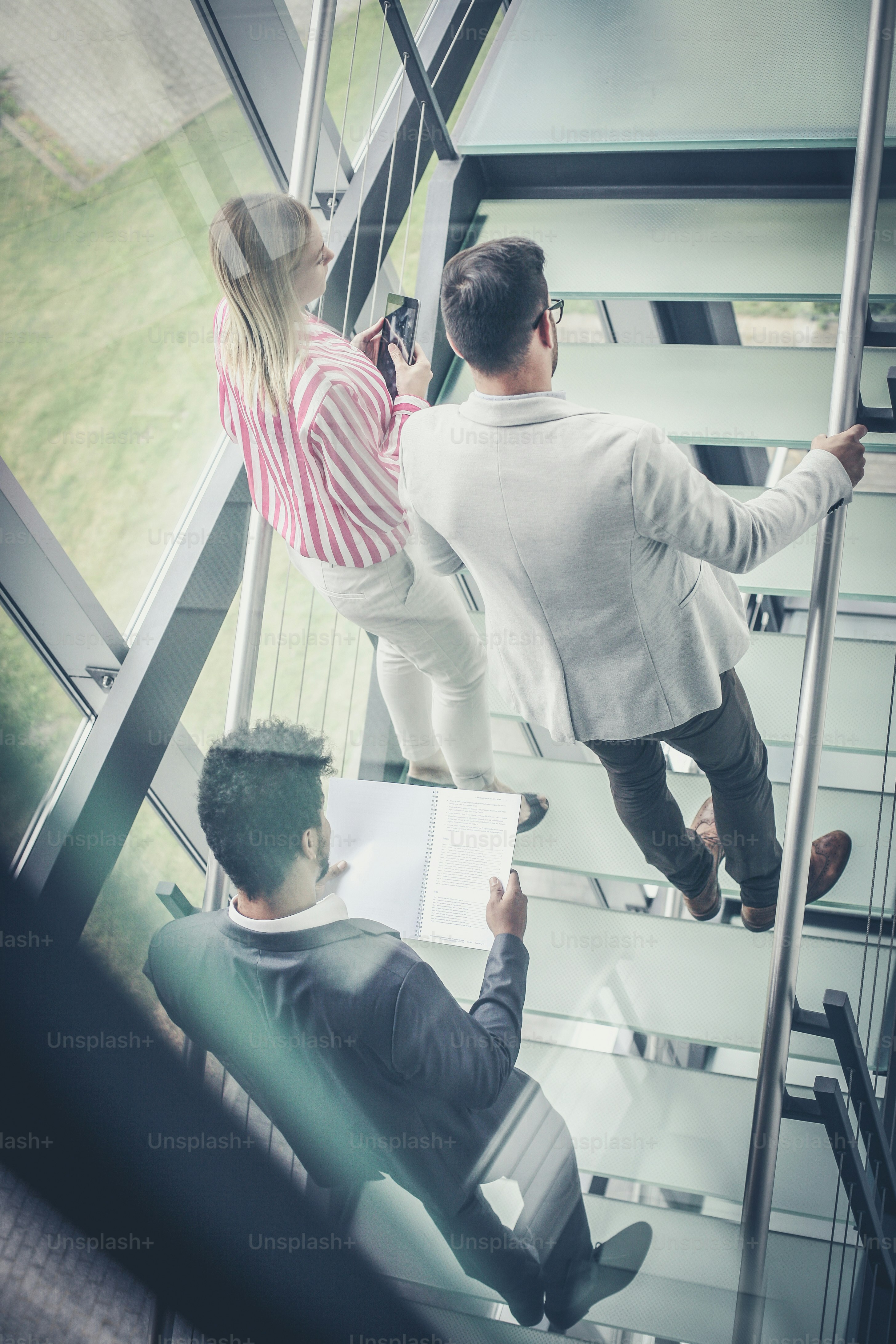 Lasst uns wieder an die Arbeit gehen. Geschäftsleute gehen auf der Treppe. Geschäftsleute im Geschäftsaufbau.