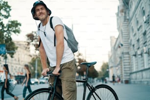 유럽의 오래된 도시 야외에서 자전거를 타고 있는 남자. 라이프 스타일, 생태 교통, 사람들의 개념.