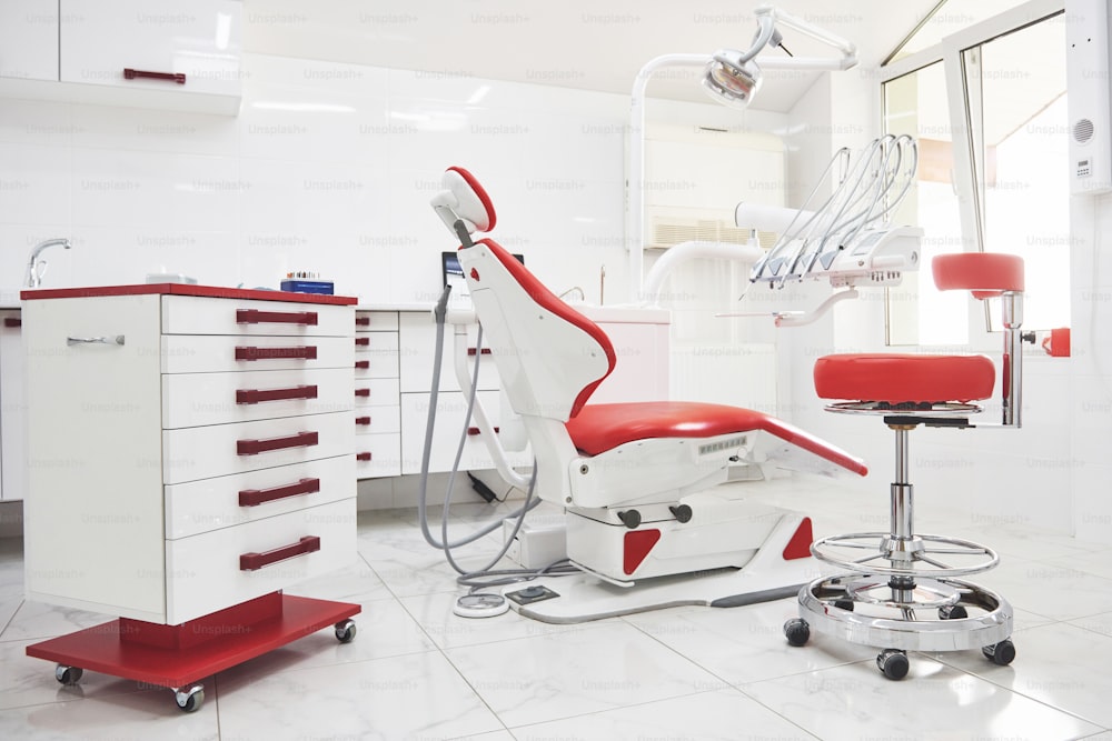 Interior da clínica odontológica, design com cadeira e ferramentas. Todos os móveis na mesma cor.
