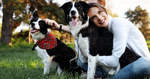 Hermosa mujer y perro disfrutando de su tiempo al aire libre en la naturaleza