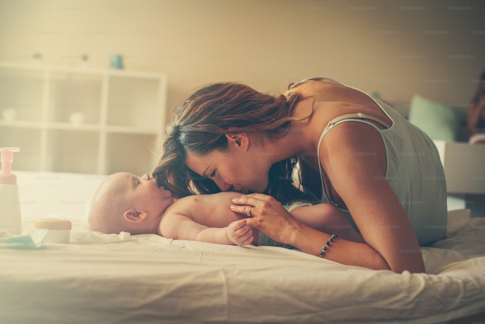 Mãe e seu bebê pela manhã compartilham amor.