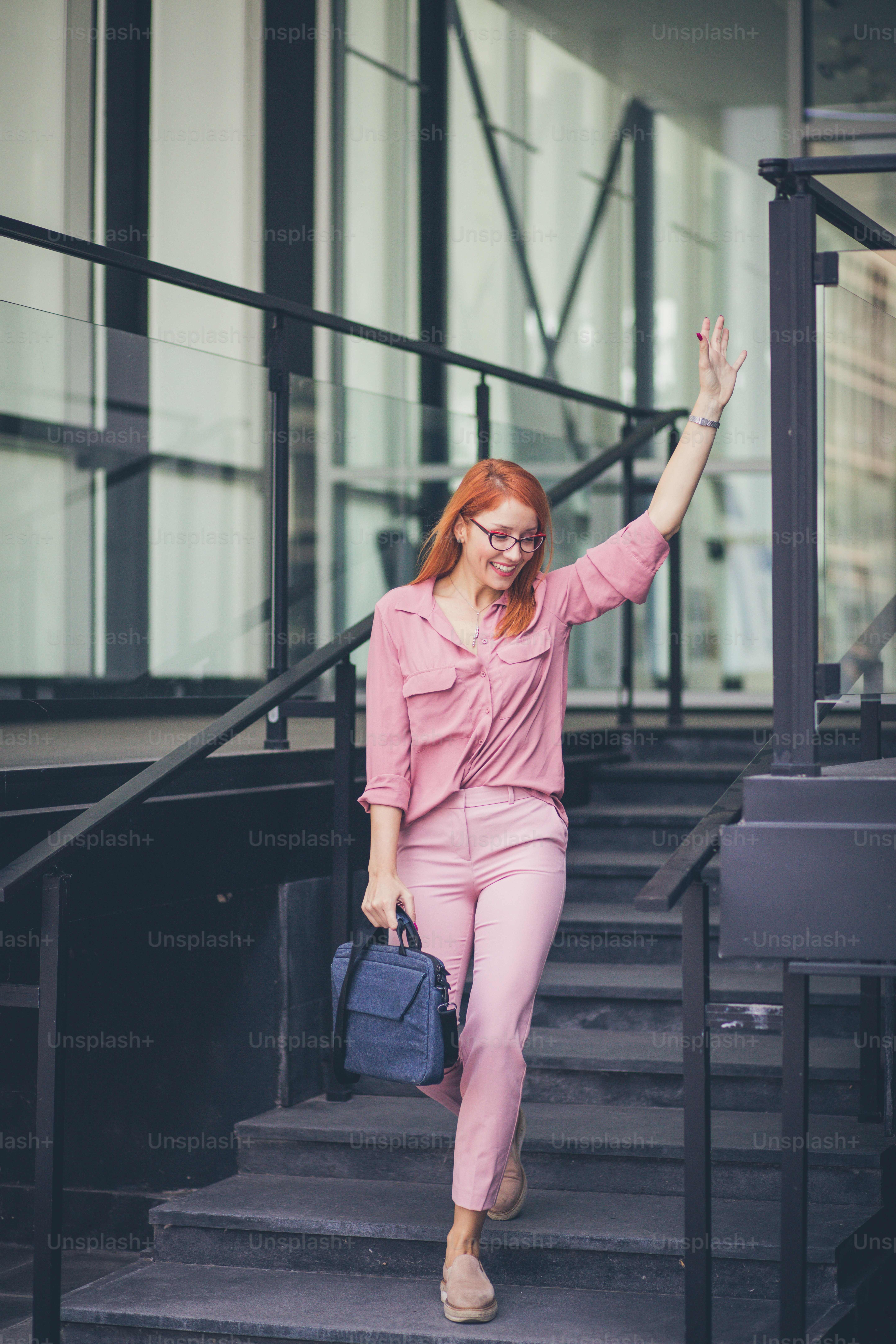 Une jeune femme confiante hèle un taxi à New York.