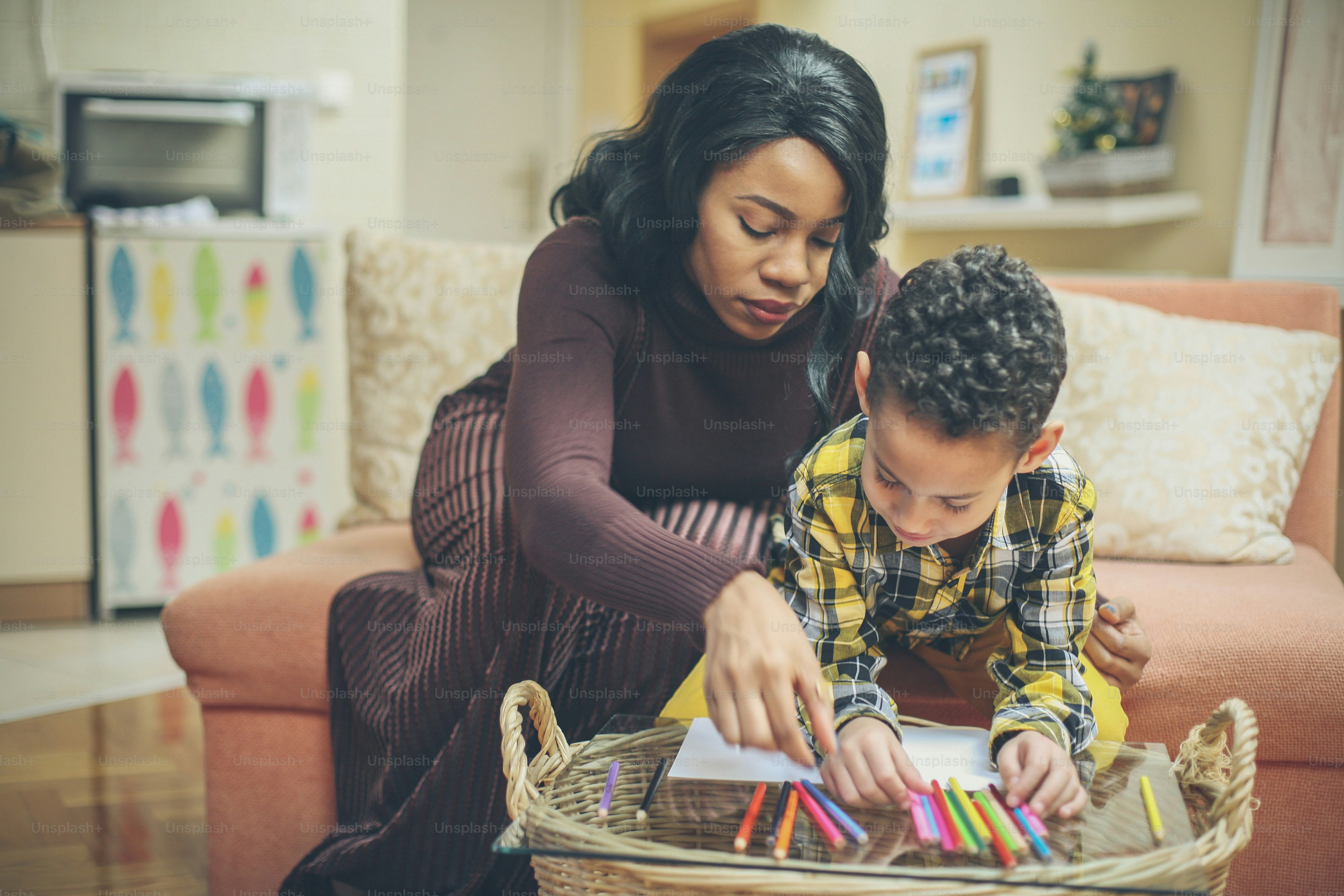 Una mano d'aiuto. Famiglia afroamericana.