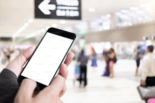 空港ターミナルでスマートフォンを使用するTravller。グラフィックス表示の概念。