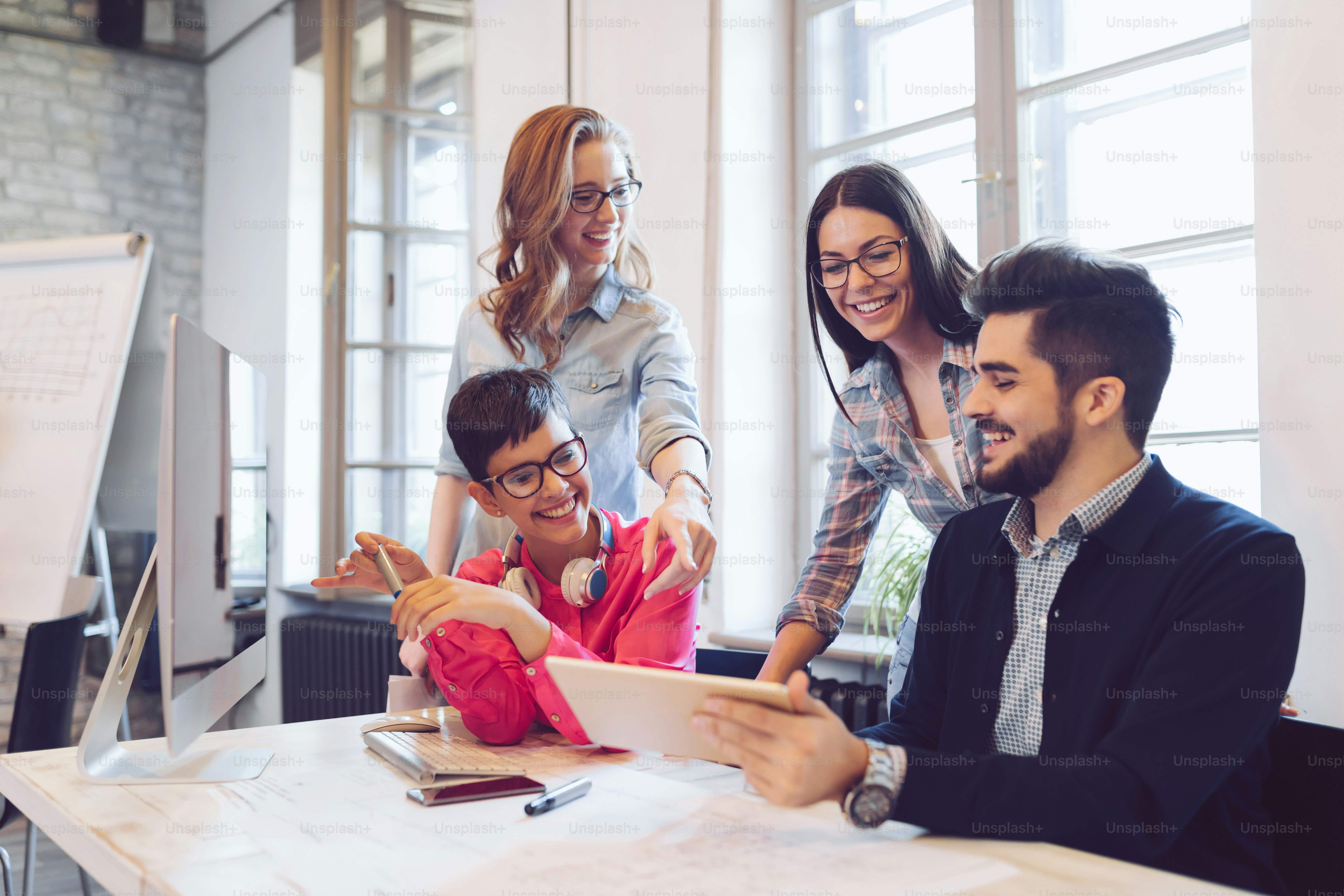 Bild von jungen attraktiven Architekten, die im Büro diskutieren