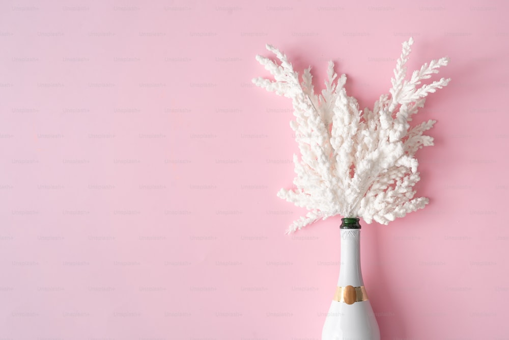 Garrafa de champanhe com decoração de Natal branca de neve.