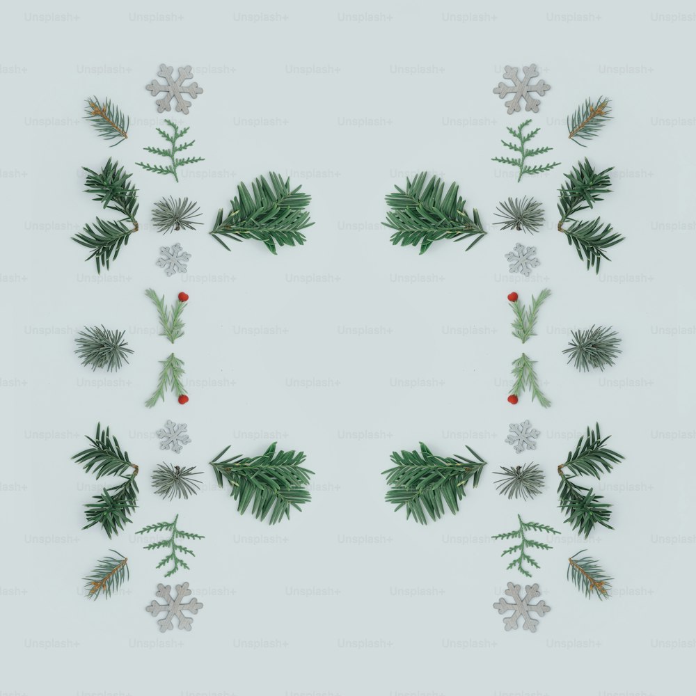 Kreatives Layout mit immergrünen Ästen auf hellem Hintergrund mit Schneeflocken.
