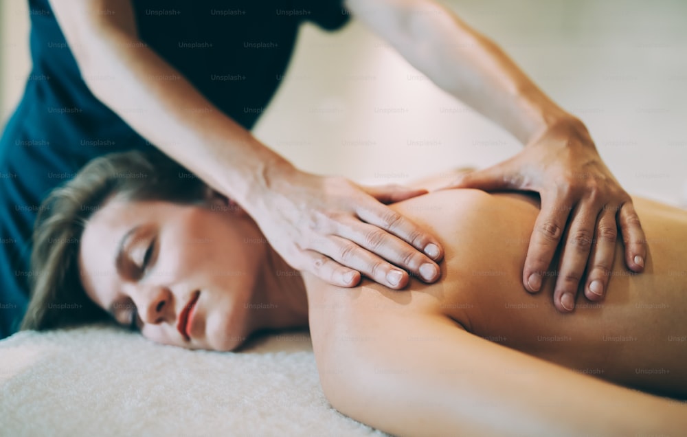 Tratamento de massagem para aliviar o stress por massagista no spa de bem-estar