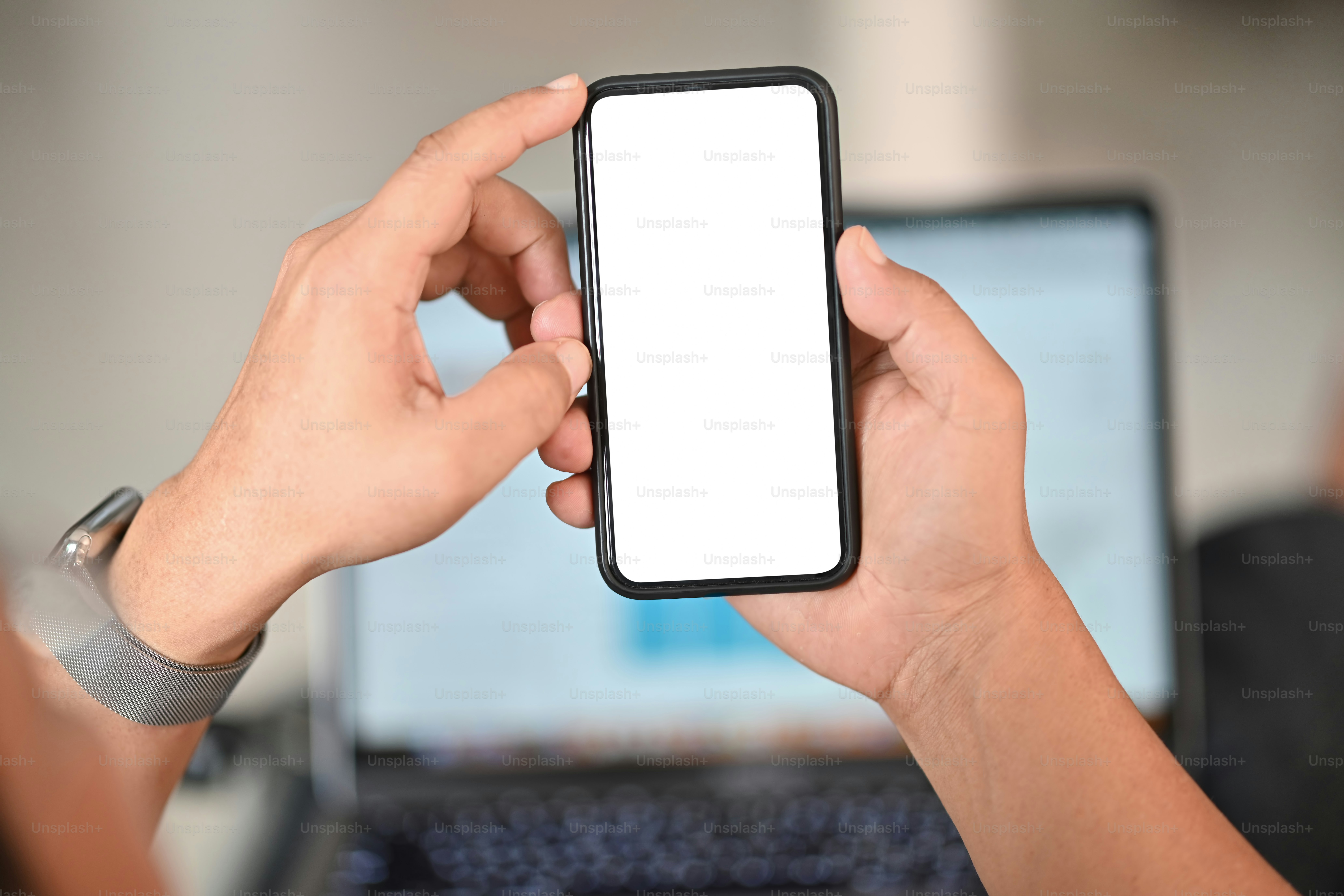 Homem segurando o telefone inteligente com fundo desfocado. Para montagem de exibição gráfica.