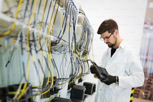 Imagen del ingeniero técnico de red que prueba los módems en la fábrica