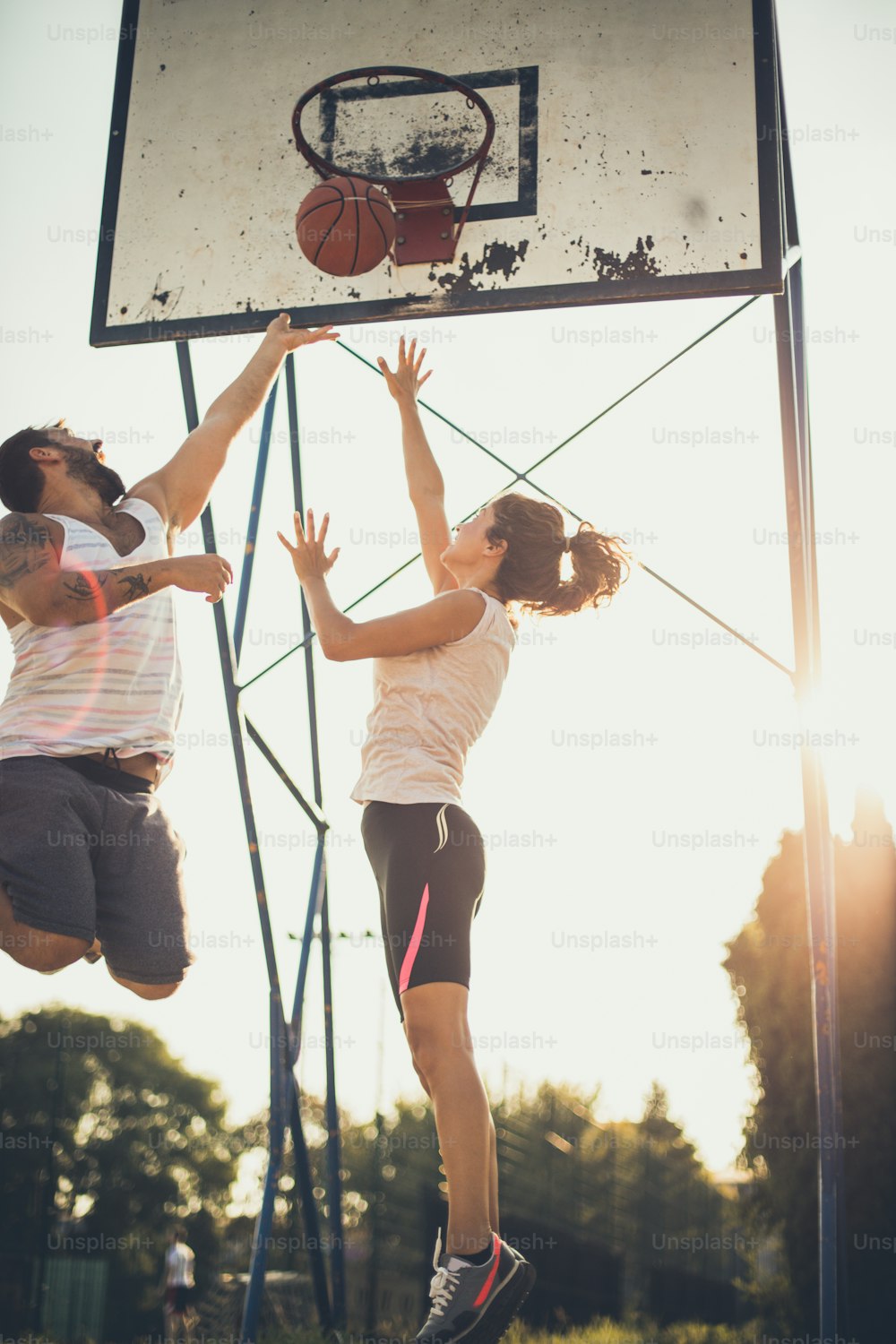 Coup joint. Couple jouant au basket-ball.