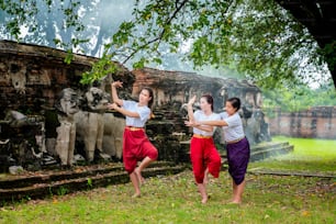 La formación de profesores de dos hermosas chicas bailan el espectáculo tailandés Thai Khon es una de las principales formas de arte de Tailandia. Aprende danza tailandesa para jóvenes