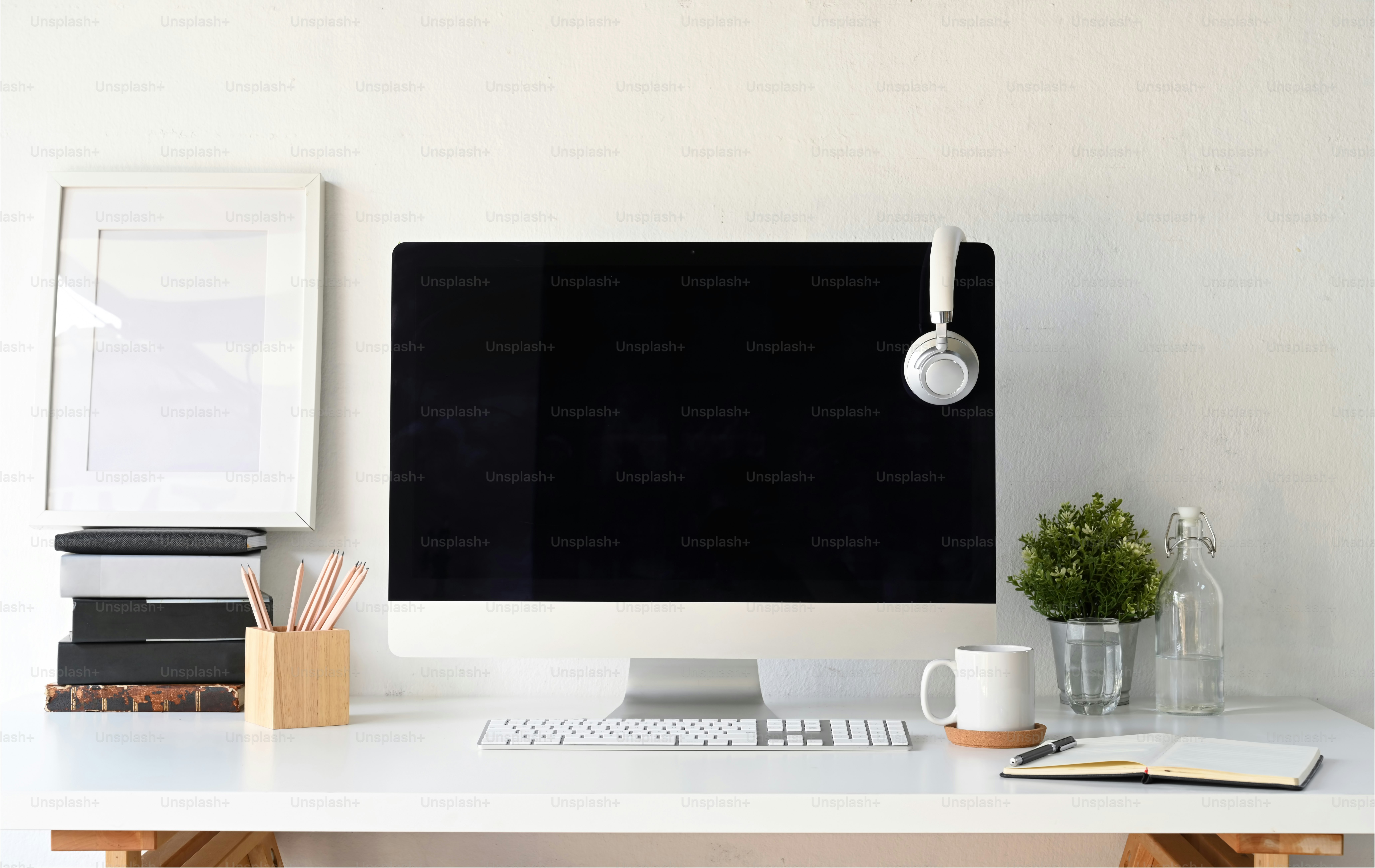 Ordinateur de travail hipster, cadre d’affiche et gadget