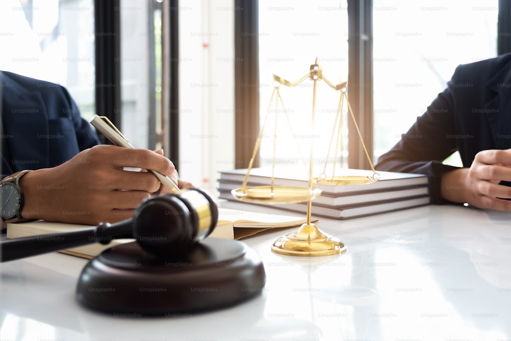 Conceito de direito empresarial, advogados de negócios estão consultando advogados para mulheres empresárias para entrar com uma ação judicial de direitos autorais. Foco seletivo
