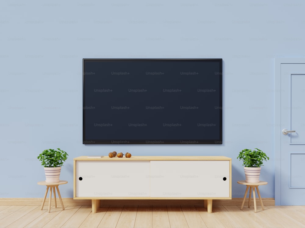 El televisor en la habitación vacía moderna tiene fondo de pared azul posterior, renderizado 3d