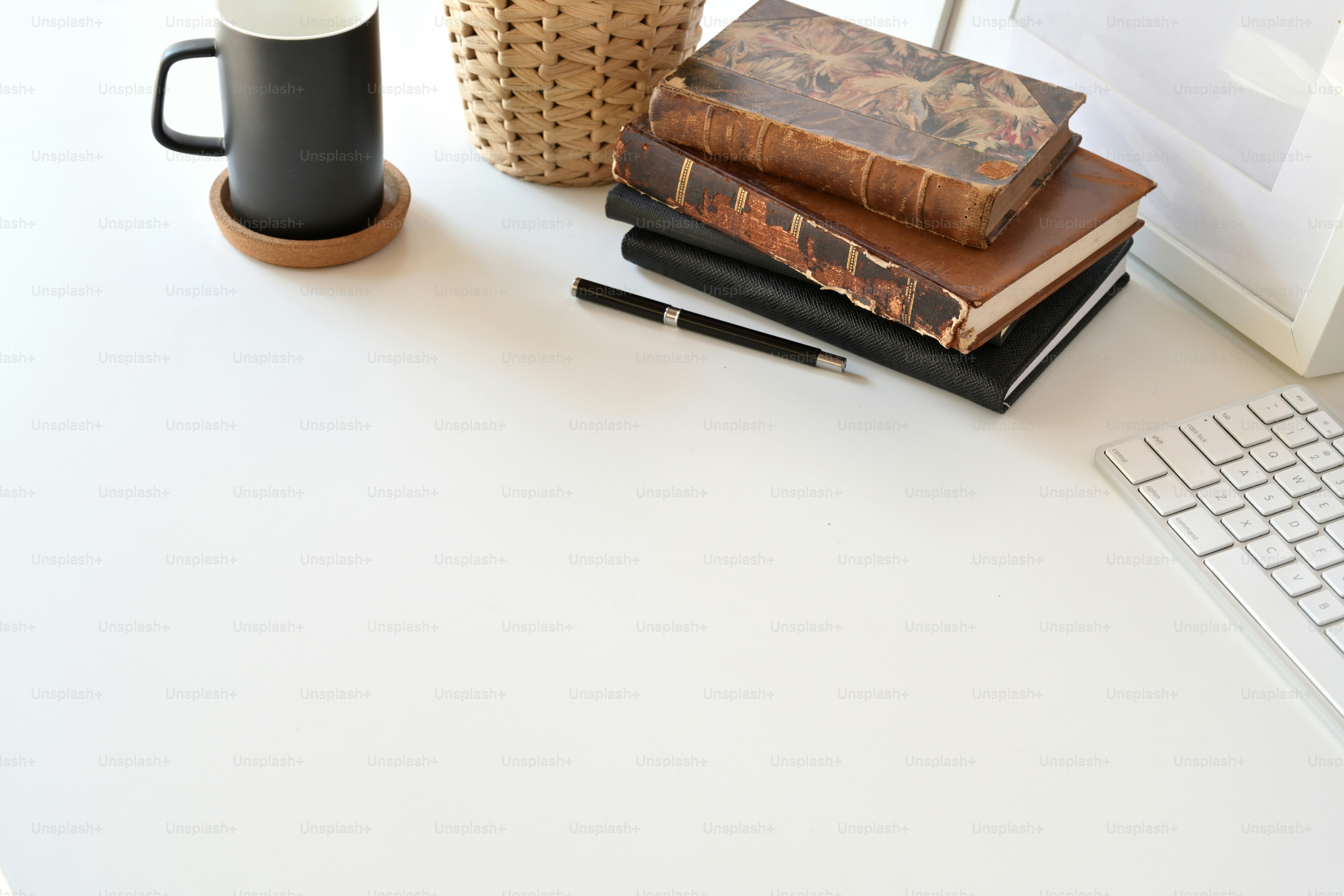 میز پر رکھا پرانا فاؤنٹین پین،
ساتھ ہی بکھرے ہوئے صفحات جیسے کسی کہانی نے خود کو توڑ دیا ہو۔