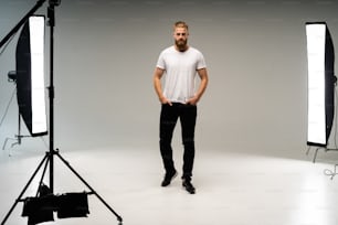 Dans les coulisses, l’homme confiant en soi équipement lieu de travail concept de studio photo. Photographie de look de mode.