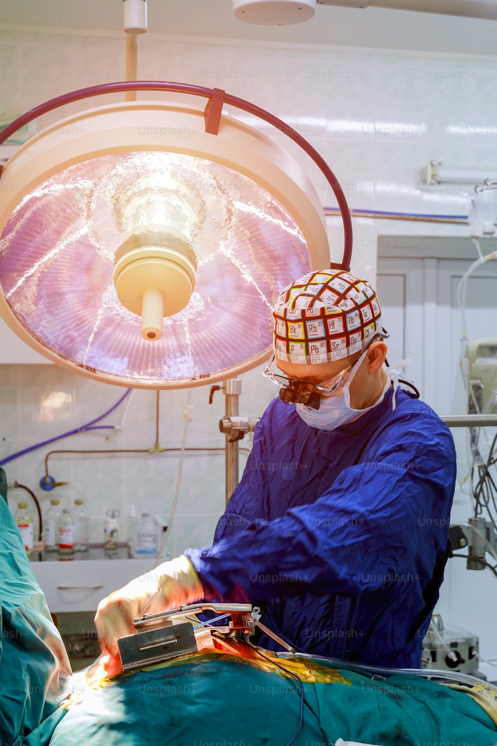 Equipo médico de quirófano de cirugía con equipo de electrocauterio para centro de cirugía de emergencia cardiovascular.