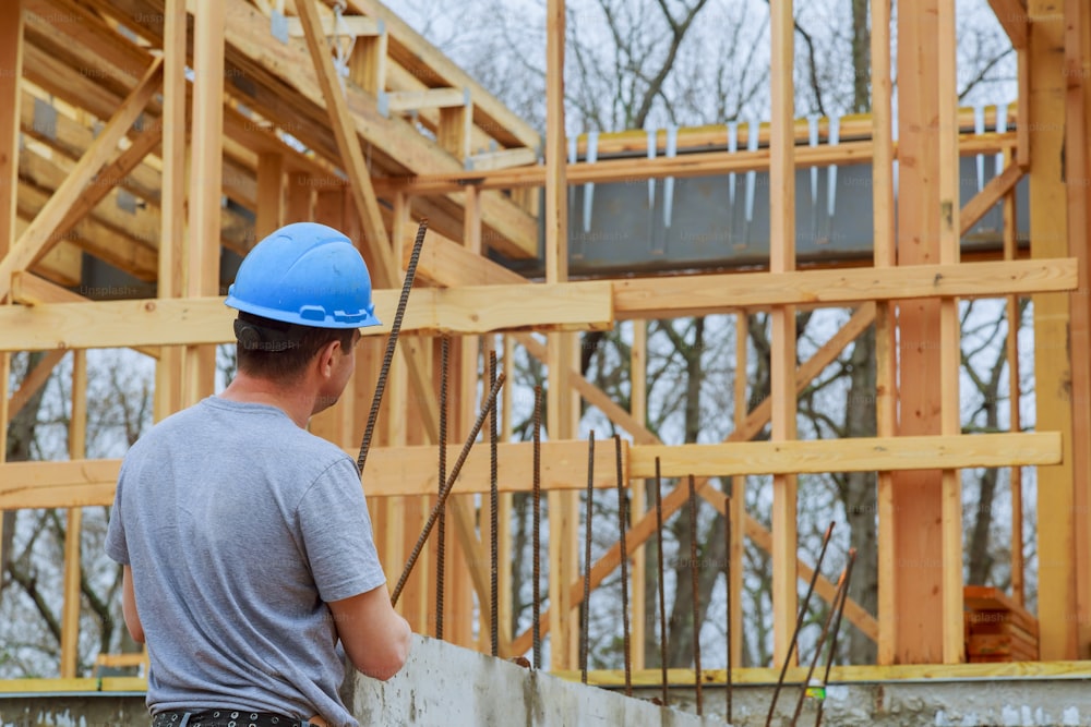 Um inspetor de construção examina uma nova construção de casa no canteiro de obras verificando o novo edifício