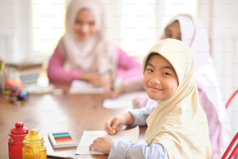 수업에 젊은 아시아 무슬림 학생 소녀.