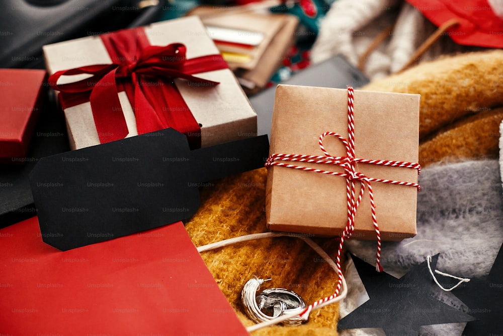 소박한 나무에 빈 검은 태그, 신용 카드, 돈, 지갑, 가방, 옷, 보석류가 있는 선물 상자. 텍스트를 위한 공간입니다. 광고 개념입니다. 블랙 프라이데이. 크리스마스 쇼핑 및 계절 판매.