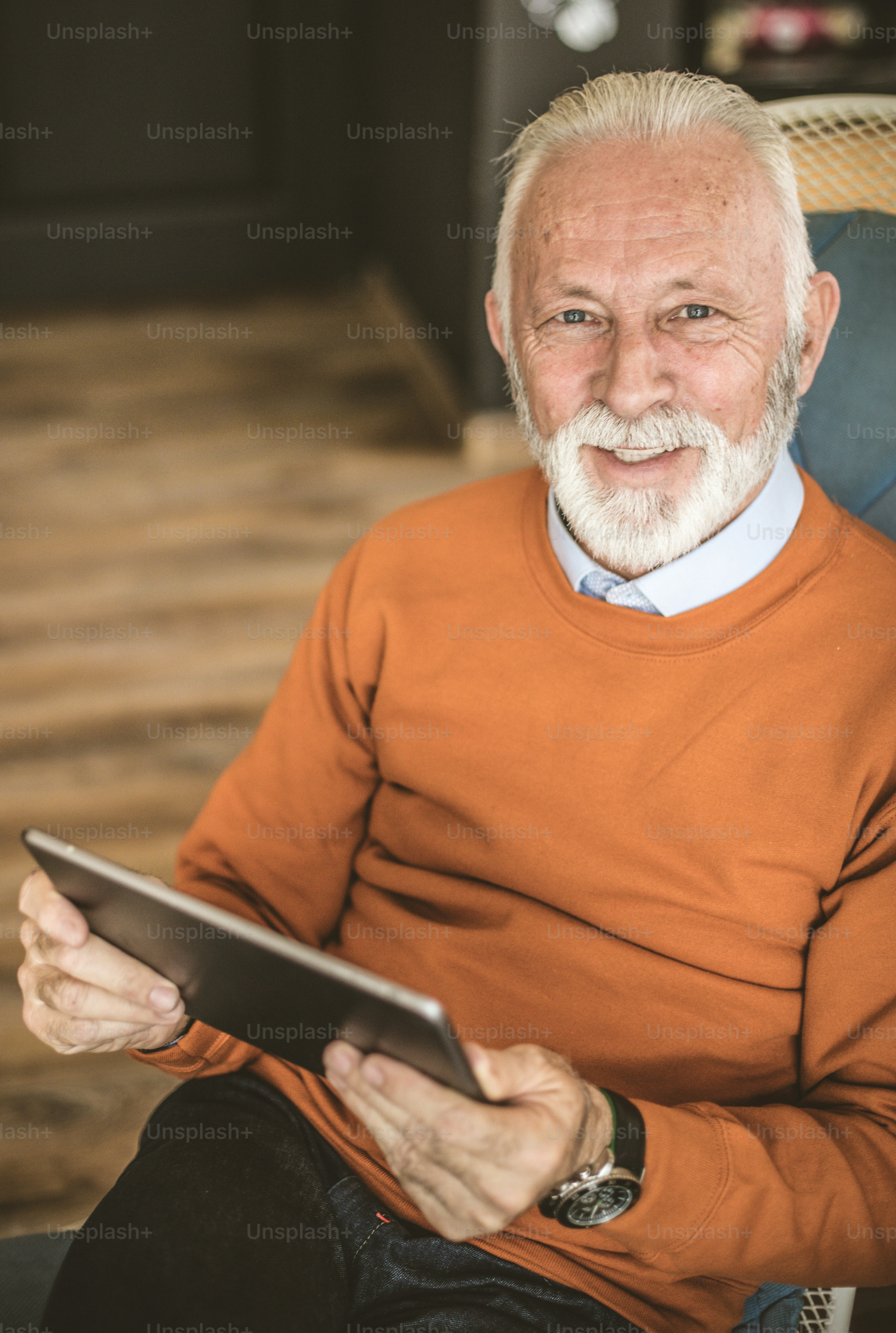 Hago mi trabajo lo mejor que puedo. Hombre de negocios senior usando tableta digital. Cerrar