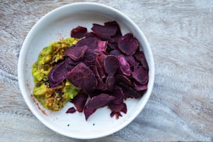 Vegeterian kitchen - Beetroot veggie chips and guacamole