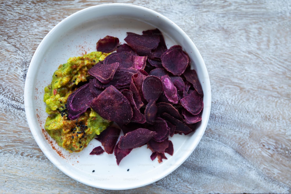 Vegeterian kitchen - Beetroot veggie chips and guacamole