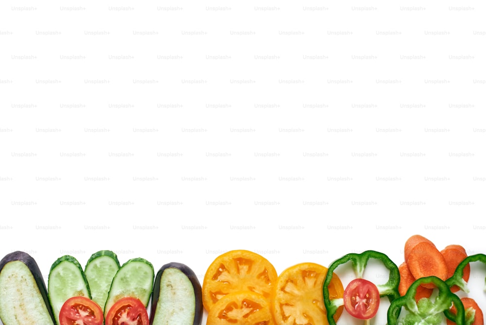 新鮮な野菜を切りました。分離トマト、きゅうり、ピーマン、ナス。健康的な食事、ダイエット、痩身、体重減少のコンセプトが分離されています