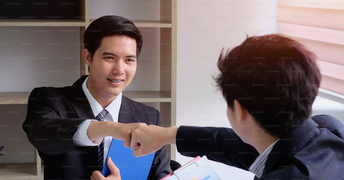 Partnerschaftliches Geschäftskonzept, Zwei Personen stoßen sich nach ...