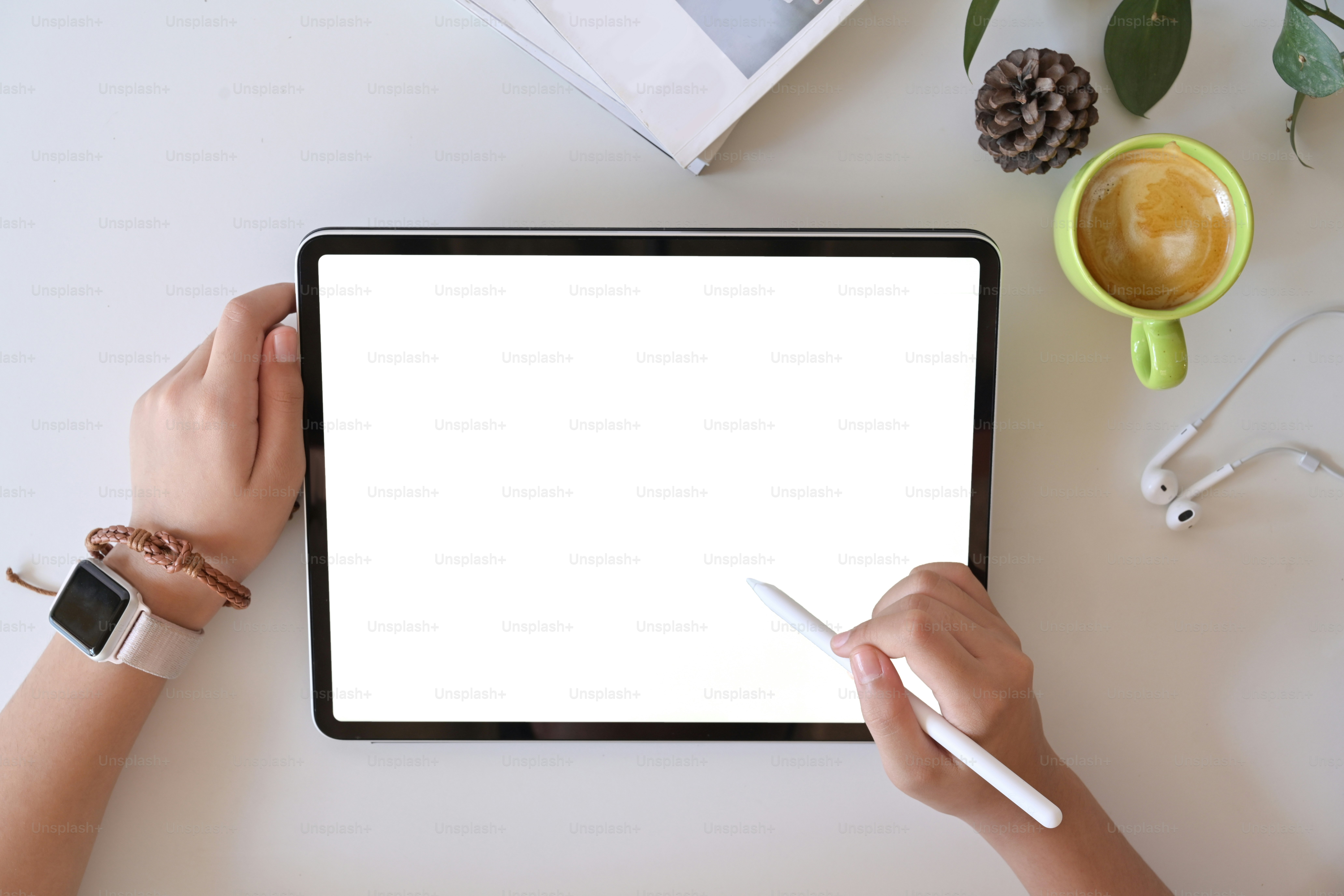 Draufsicht weibliche Hand mit digitalem Zeichentablett