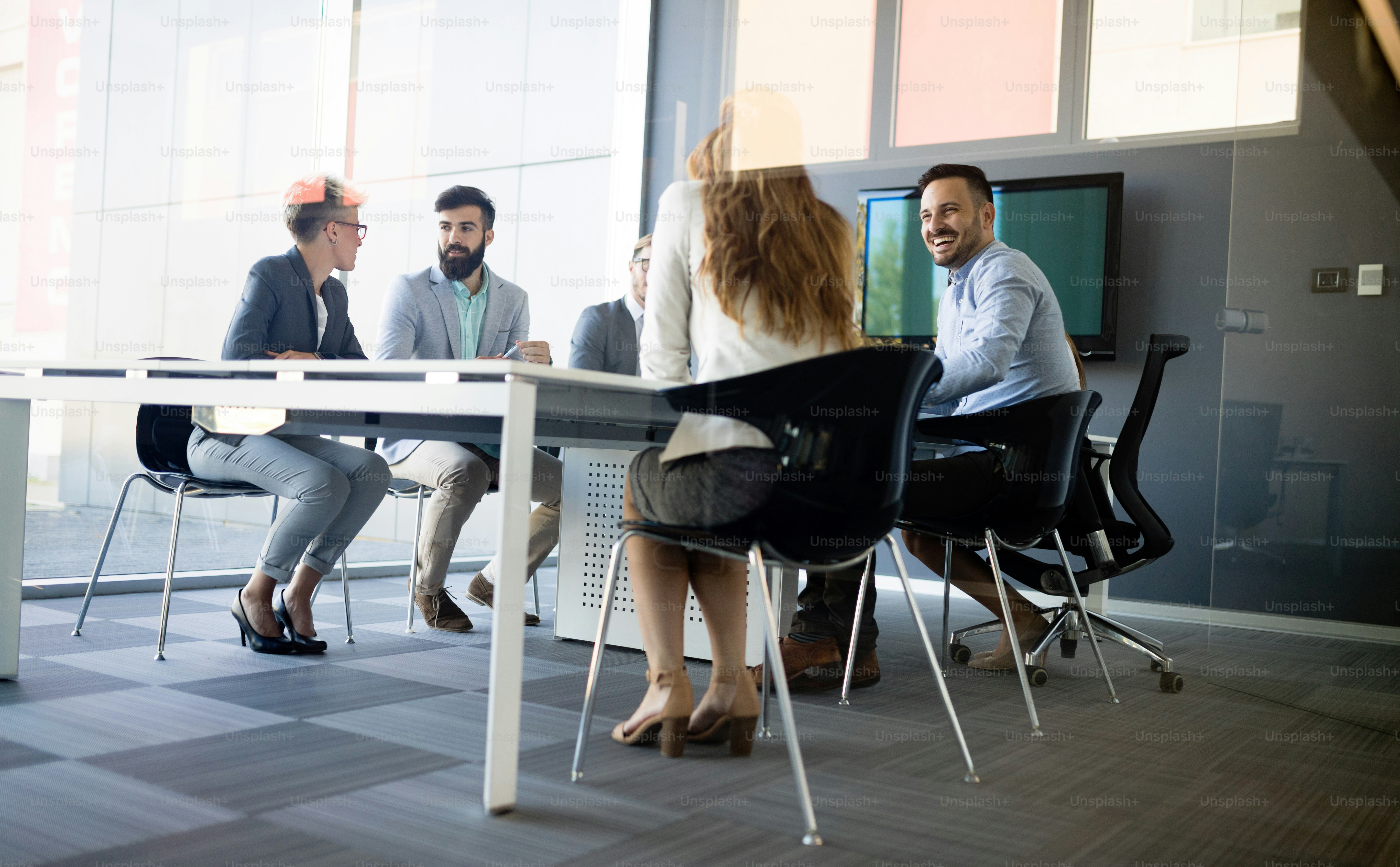 Profesionales de negocios trabajando en un entorno moderno