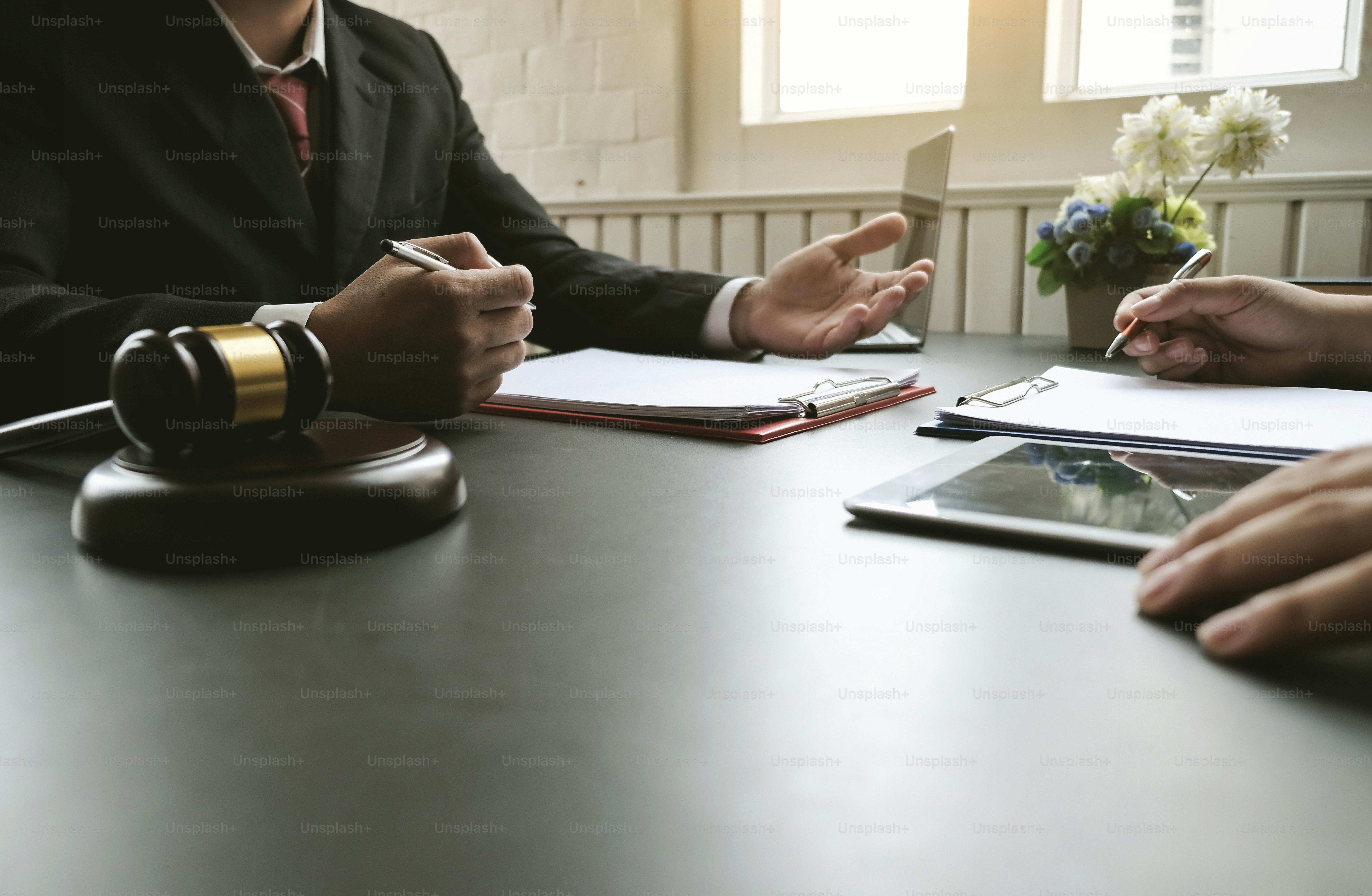 Consultation de l’avocat avec son client, dans le bureau de l’avocat.