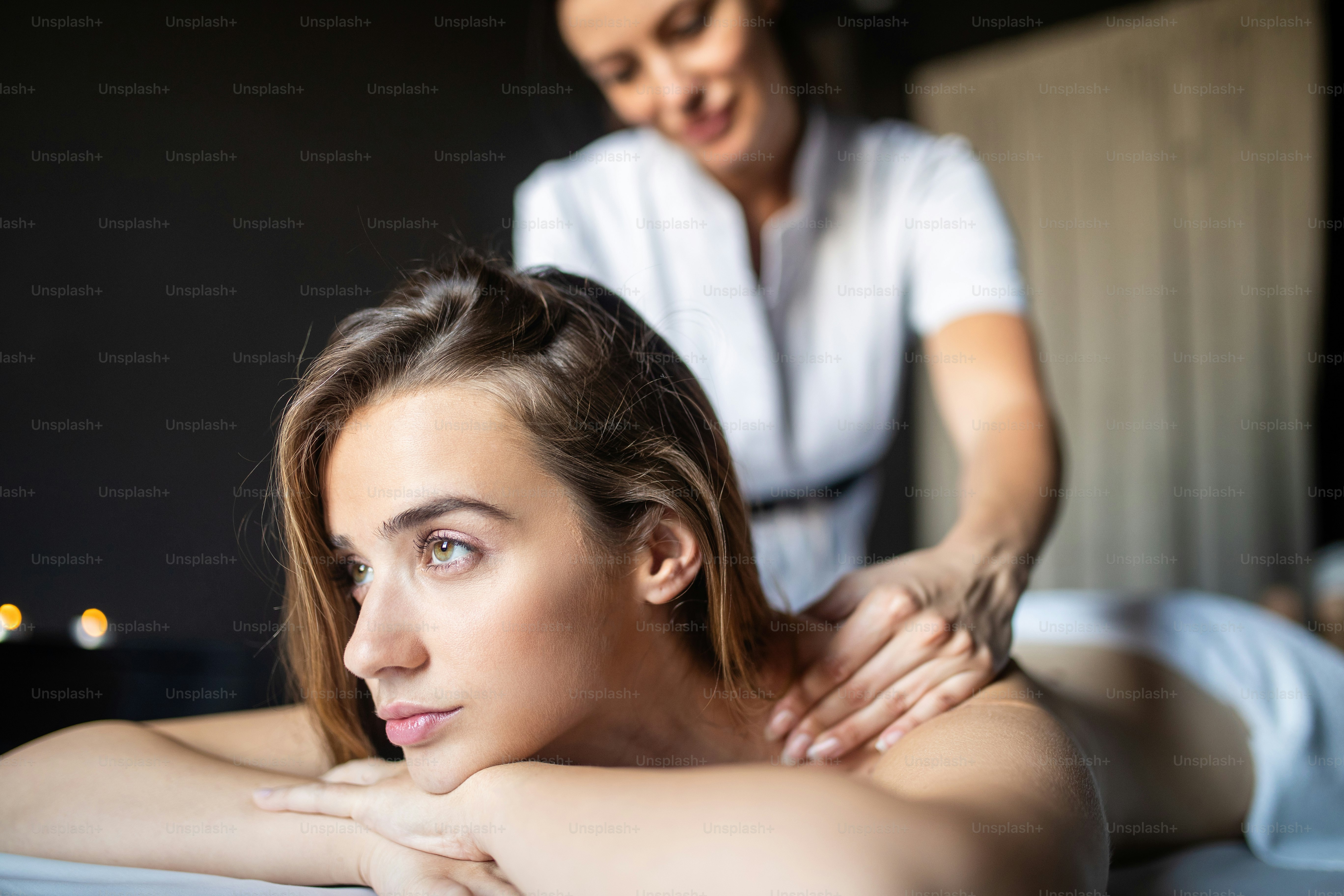 Wanita muda dan sehat di salon spa. Terapi pijat tradisional Swedia dan perawatan kecantikan.