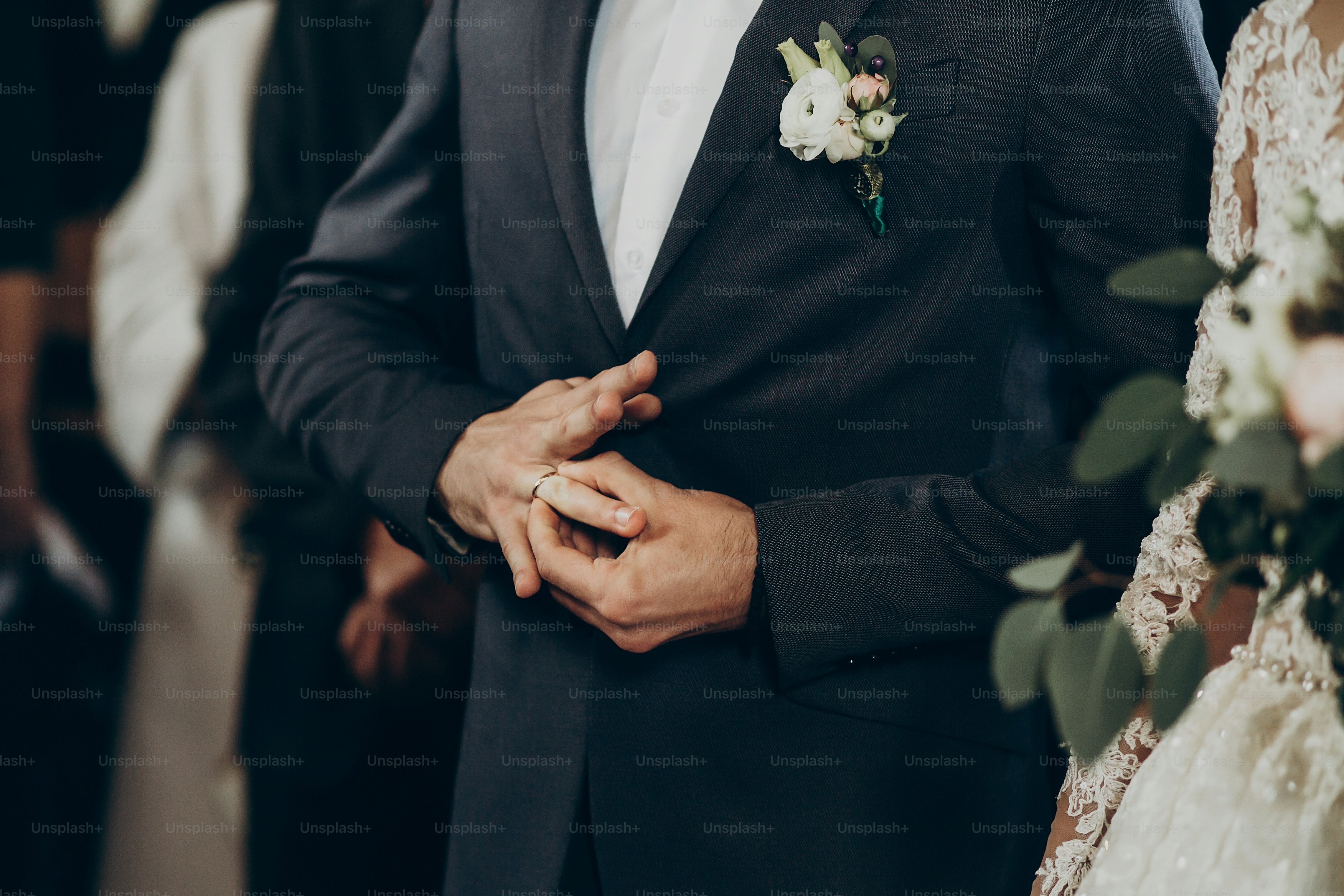pasangan pengantin mengenakan cincin kawin saat pernikahan di gereja. pengantin bergaya berciuman dan bertukar cincin. momen emosional, ruang untuk teks. konsep agama