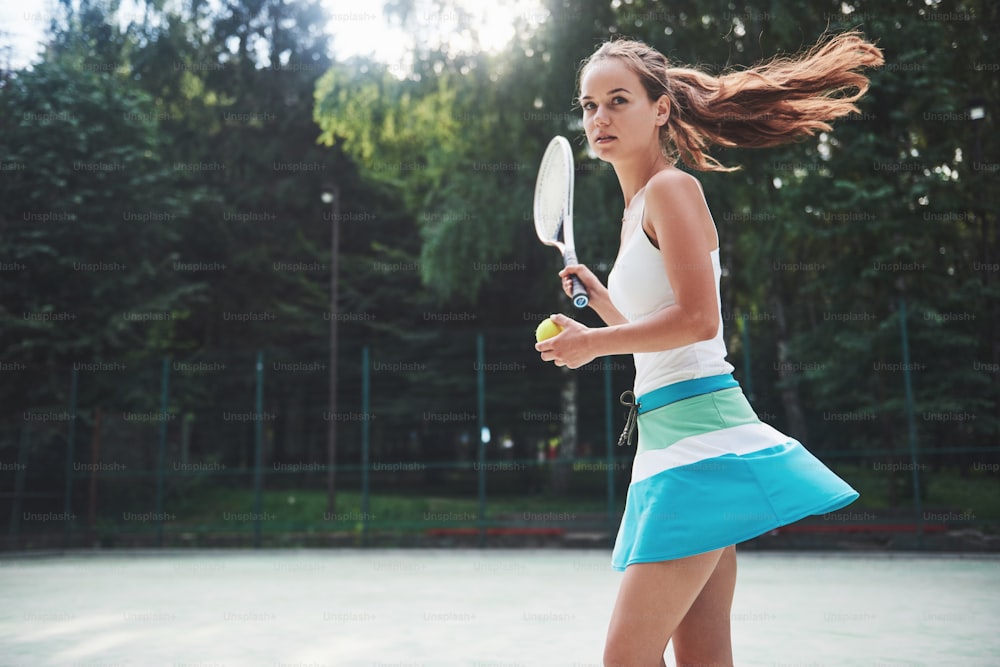 운동복 테니스 공을 입고 아름 다운 여자입니다.