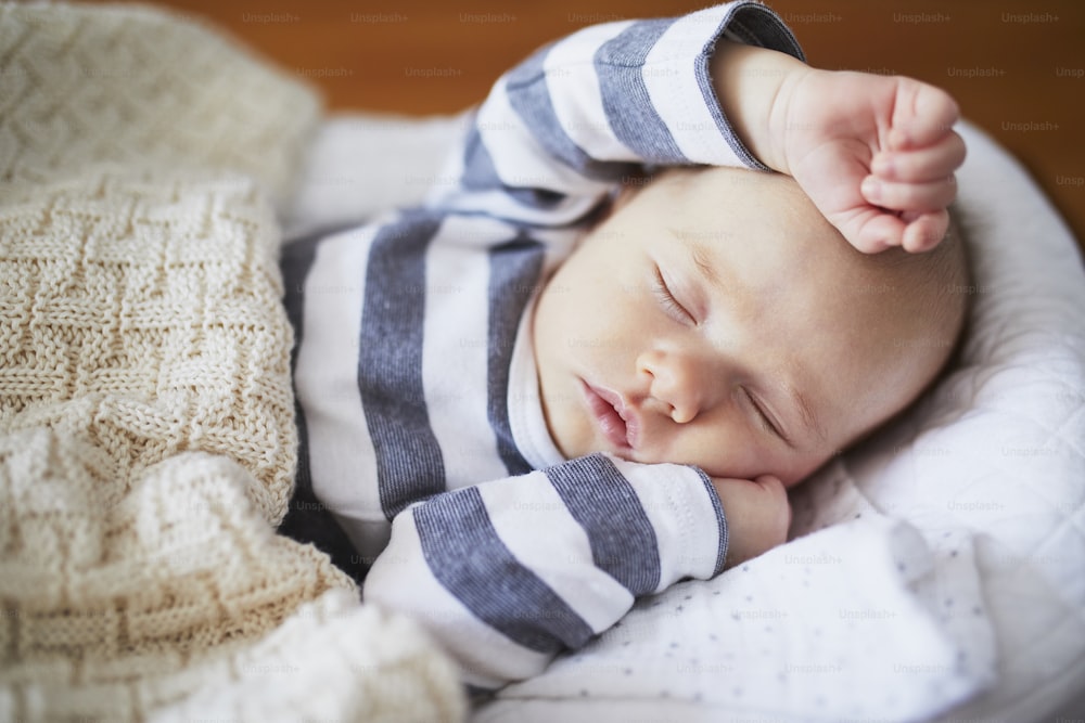 아기 침대에서 자고 있는 사랑스러운 여자 아기. 유아용 침대에서 낮잠을 자는 어린 아이. 보육원에서 쉬고 있는 유아 아이