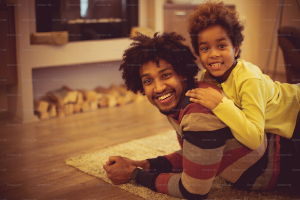 Ich bin Papas kleine Mädchen. Afroamerikanischer Vater und Tochter spielen zu Hause. Aufschließen.