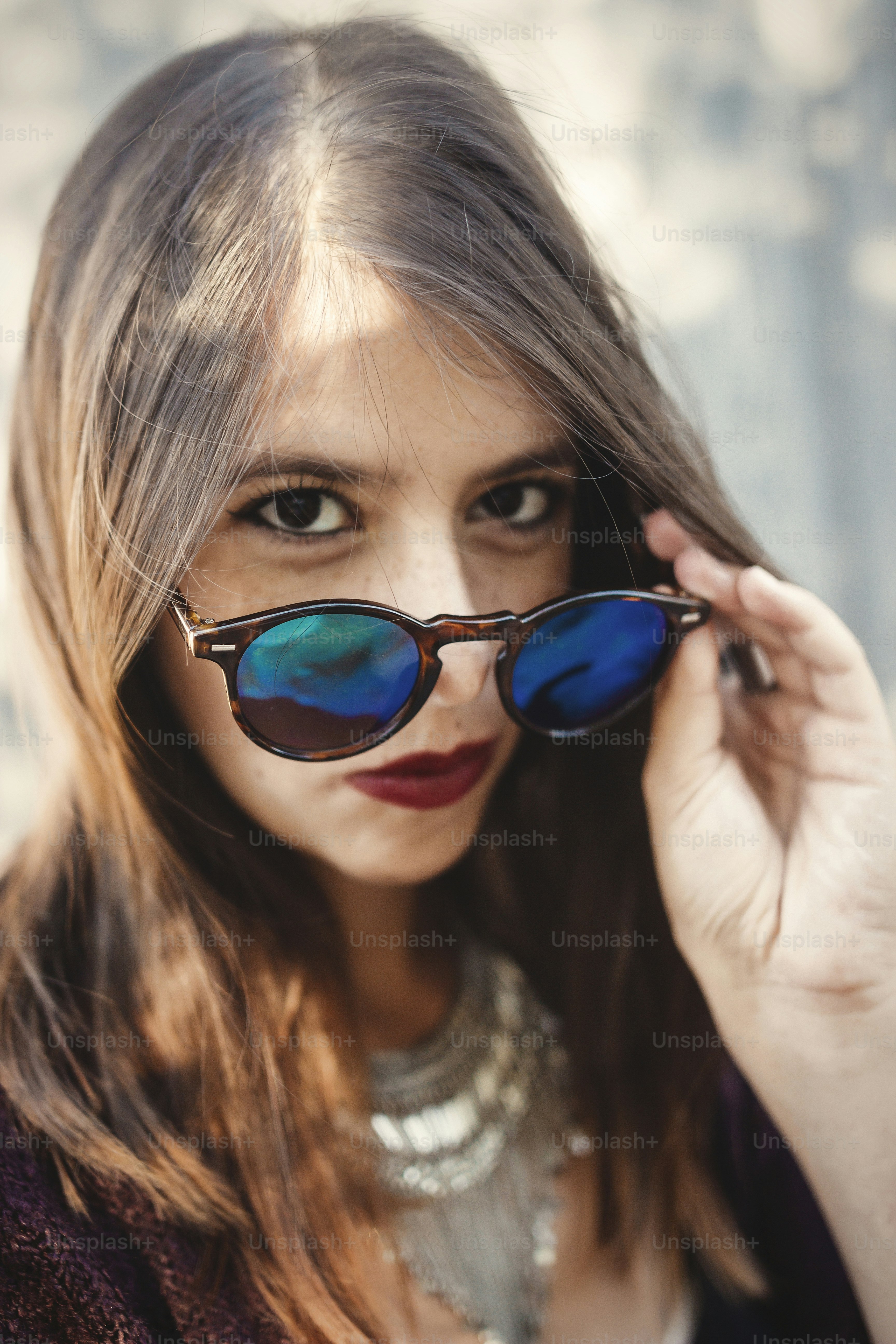 Bissexual por natureza, queer por escolha. Homem hipster exótico com  penteado de moda. Look de maquiagem, image size:3000x4500