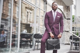 Porträt eines jungen schönen afroamerikanischen Geschäftsmannes mit einer Aktentasche. Geschäftstreffen