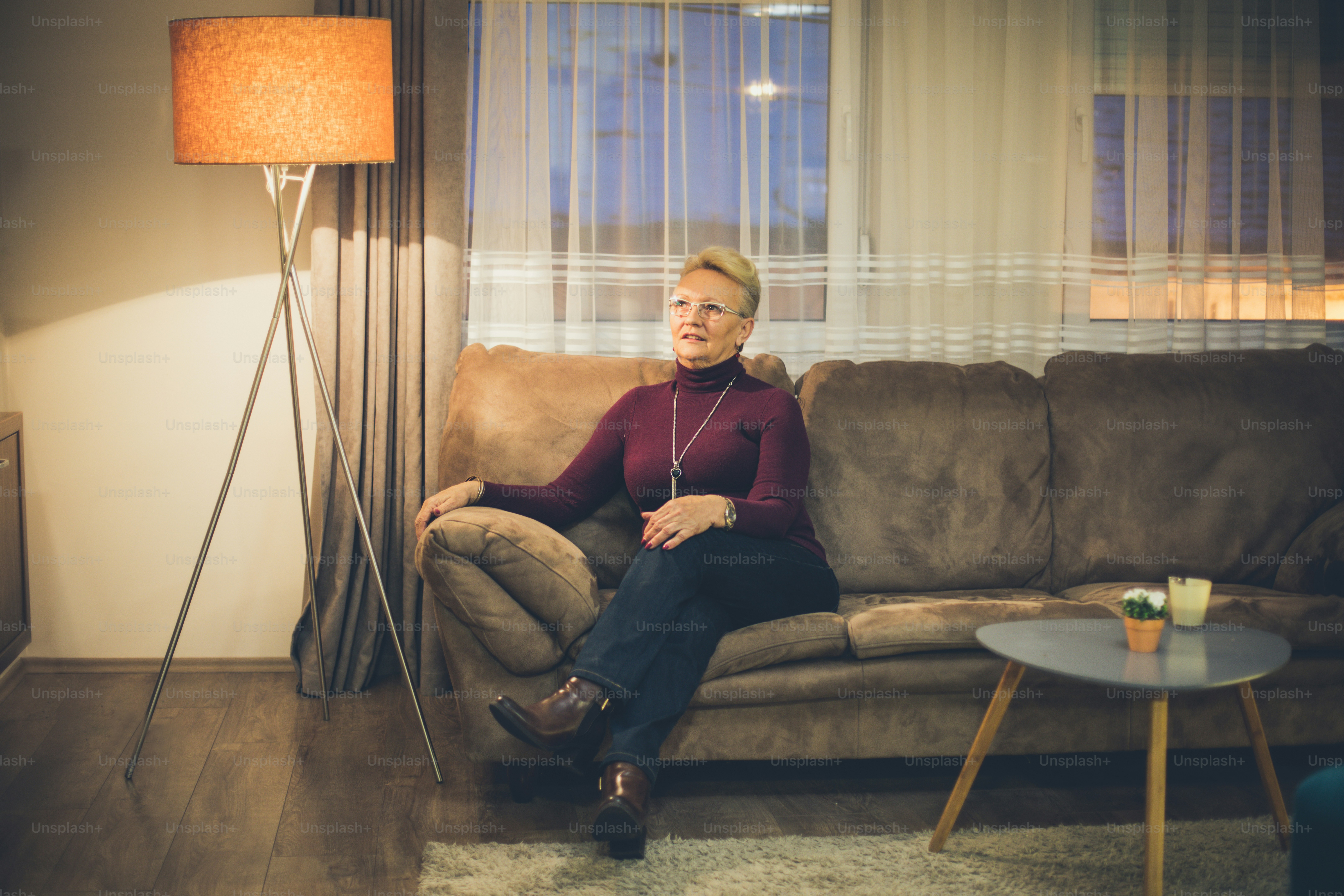 Meine Zeit zum Entspannen. Seniorin zu Hause.